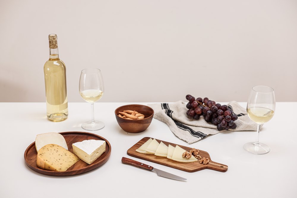 Сладковатые белые вина подходят к большинству видов сыра