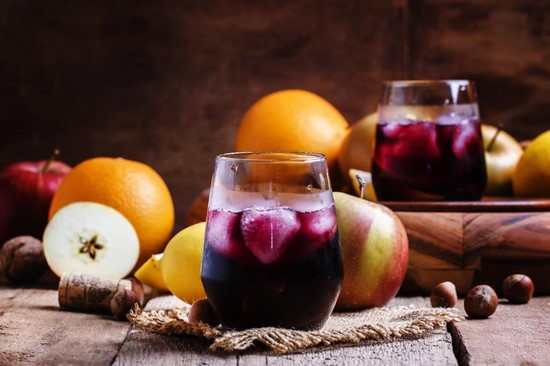 Красное вино с фруктами и льдом