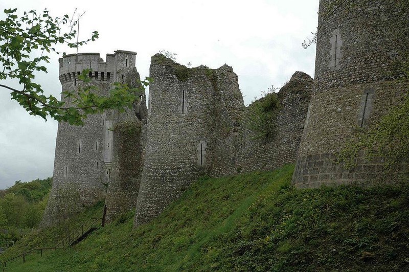 Замок Роберта-Дьявола в Нормандии