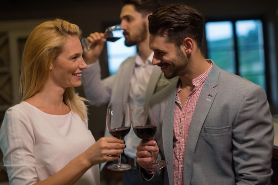 Мужчина и женщина дегустируют вино