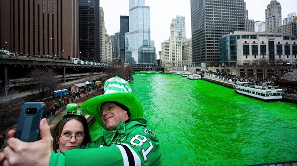Зеленая река Чикаго в День святого Патрика