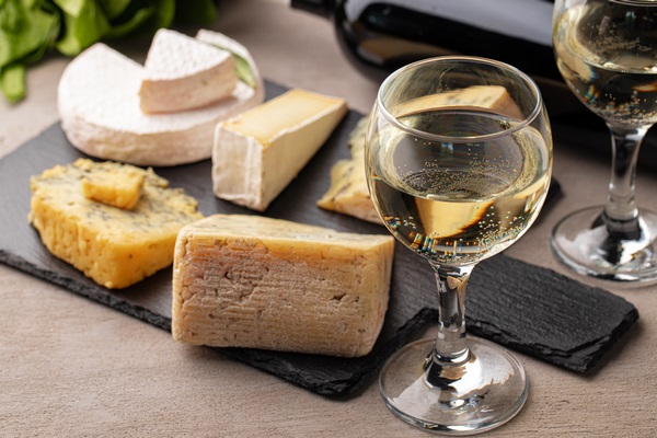 Сыр с плесенью и вино