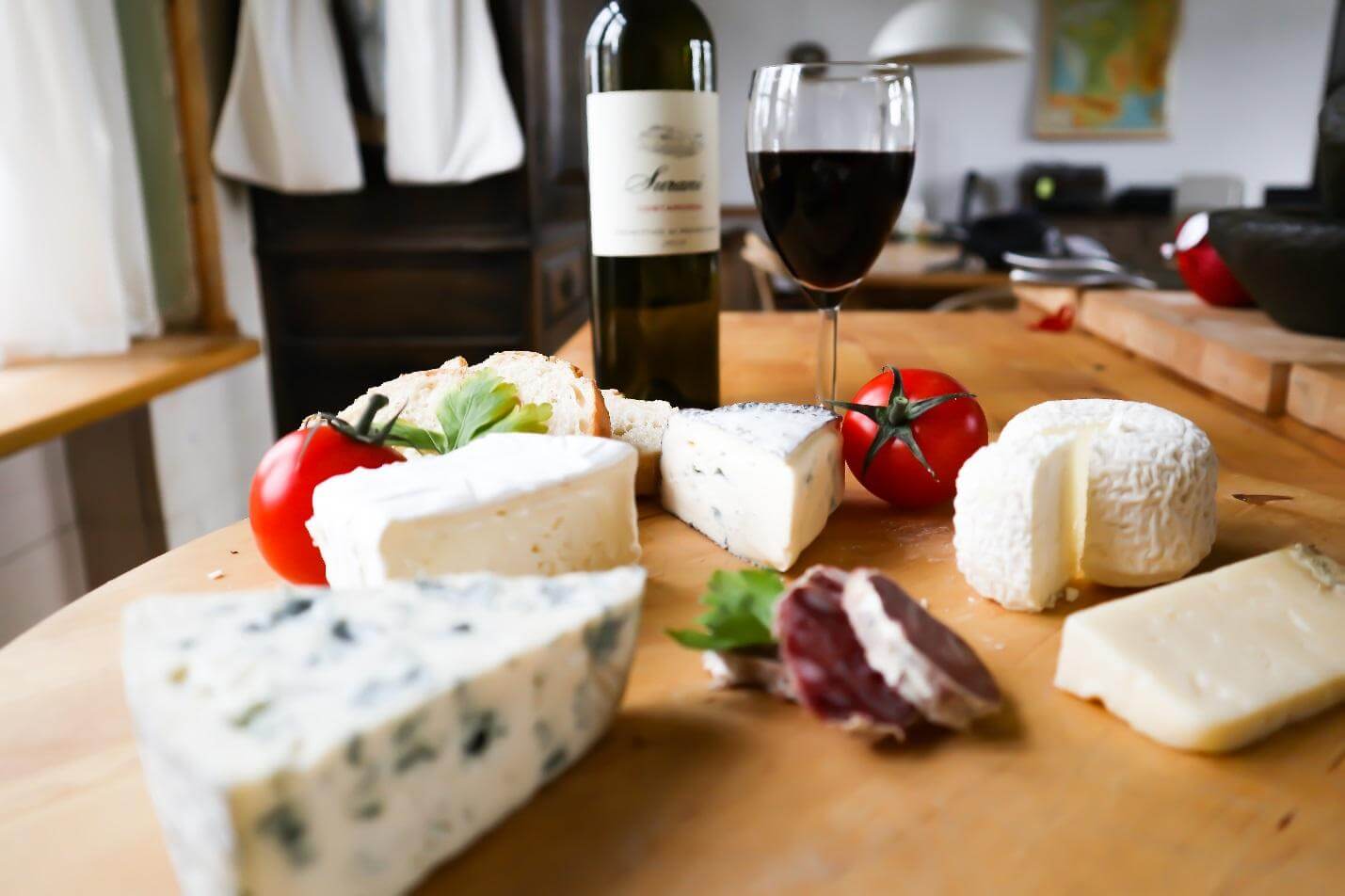 Итальянское вино и сыр отлично сочетаются