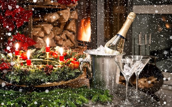 Новогодний стол и шампанское