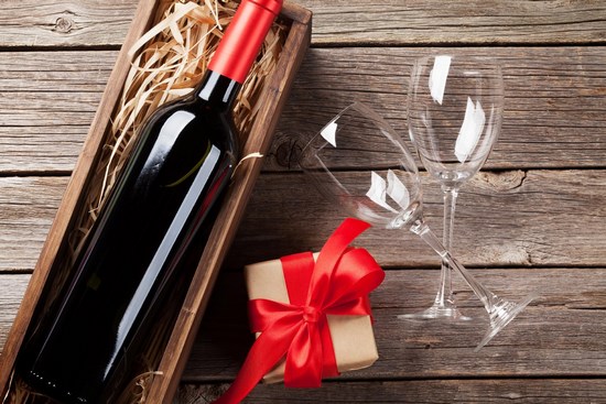 Вино как дополнение к подарку