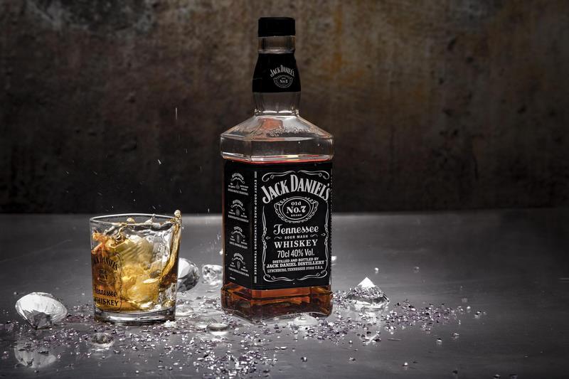 Бутылка и шот с бурбоном/виски Jack Daniel's