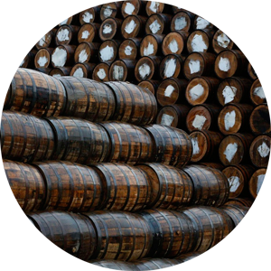 На фото деревянные бочки с ирландским виски
