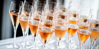 Какое шампанское купить на Новый 2023 год и в каких бокалах подавать
